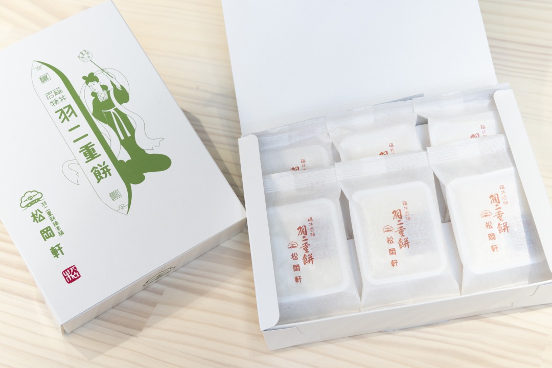 昭和初期から続く伝統の天女像の箱に入った羽二重餅。写真は6袋入り886円（1袋2枚入り）。