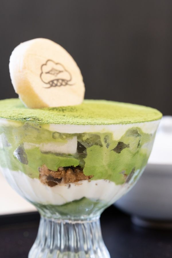 羽二重餅の繊細な味や食感を活かすよう甘さを抑え、クリームや抹茶との相性の良さを際立たせています。