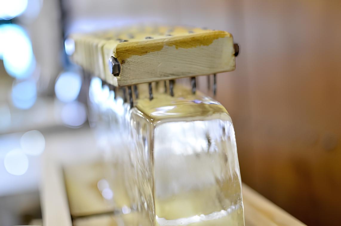 昔ながらの道具で大きな氷をガリガリと削ります。