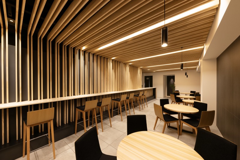 店内はスタイリッシュな中にも木の温もりを感じる空間。