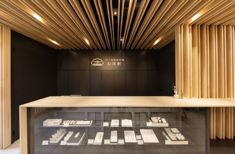 お土産用の羽二重餅は入口の販売カウンターで注文。羽二重もなかや羽二重餅入りのどら焼もおすすめ。