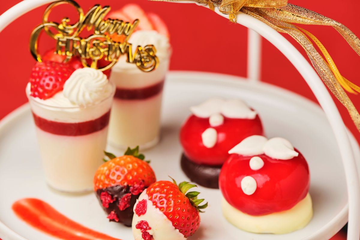 スイーツ（上段）：左から「ベリーとパンナコッタのヴェリーヌ」、「いちごショコラ」、「サンタのいちごムース」