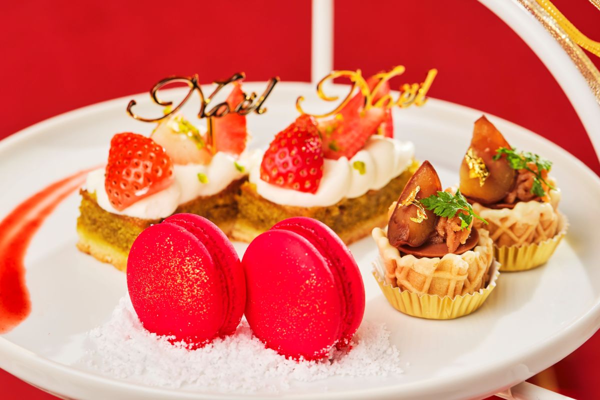 スイーツ（中段）：左から「いちごとピスタチオのタルトレット」、「レッドマカロン～いちご～」、「マロンとジャンドゥーヤのワッフル」