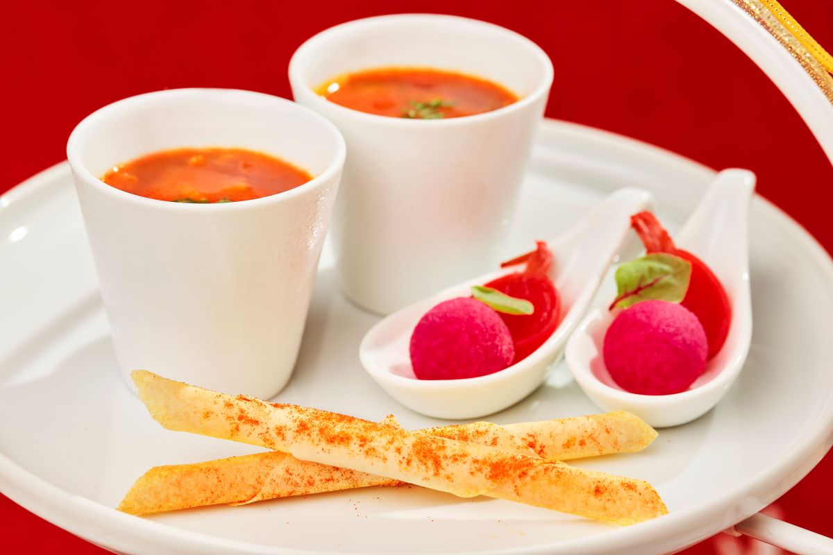 セイボリー（下段）：左から「冬野菜のトマトミネストローネ」、「豚のリエットのシガール」、「根菜のピクルス」