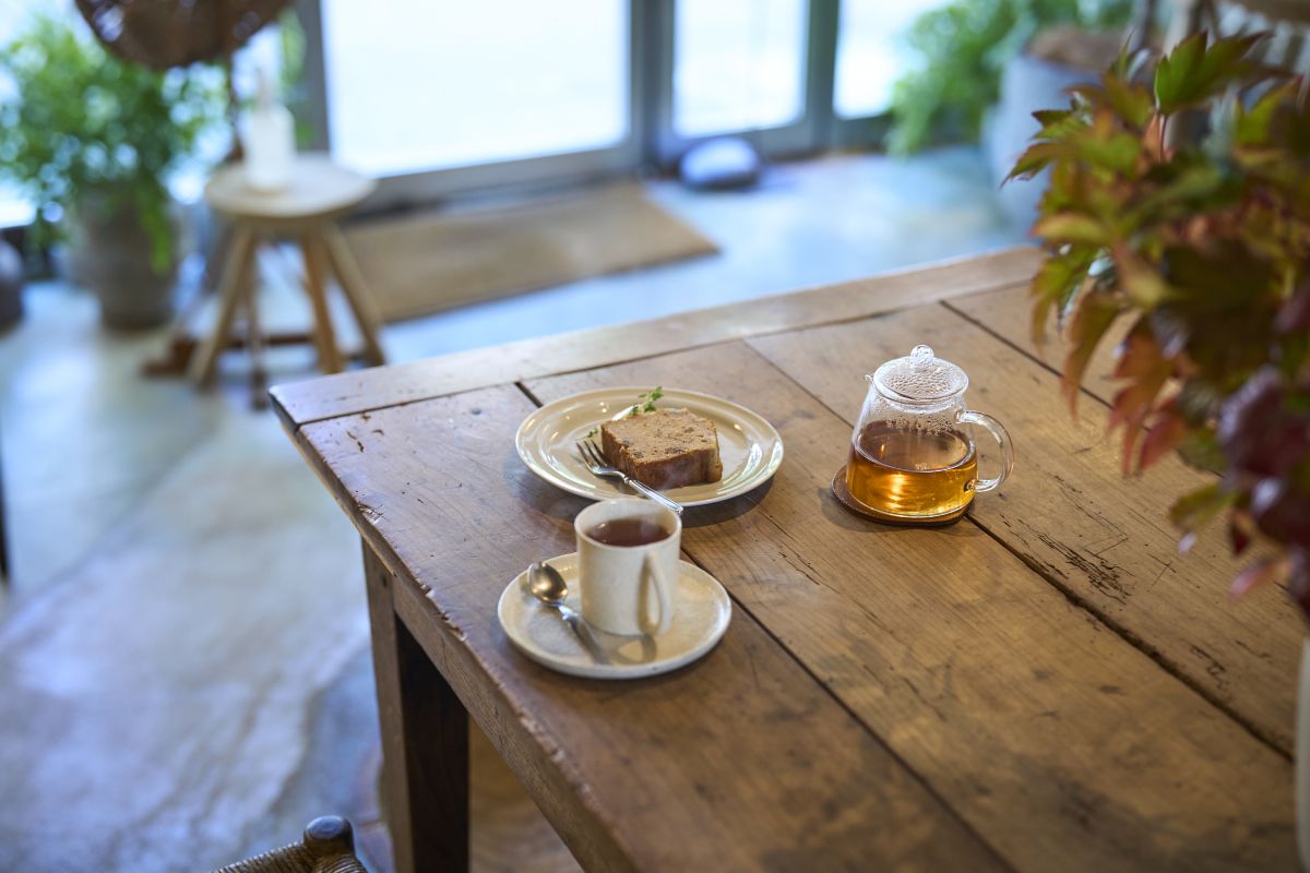 hara「バナナといちじくのケーキ」 682円と「紅茶」748円