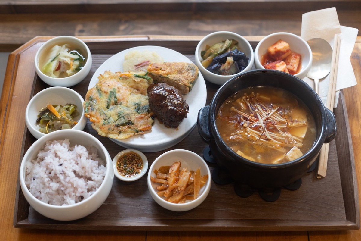 人気の韓定食 「五楳飯床」2200円