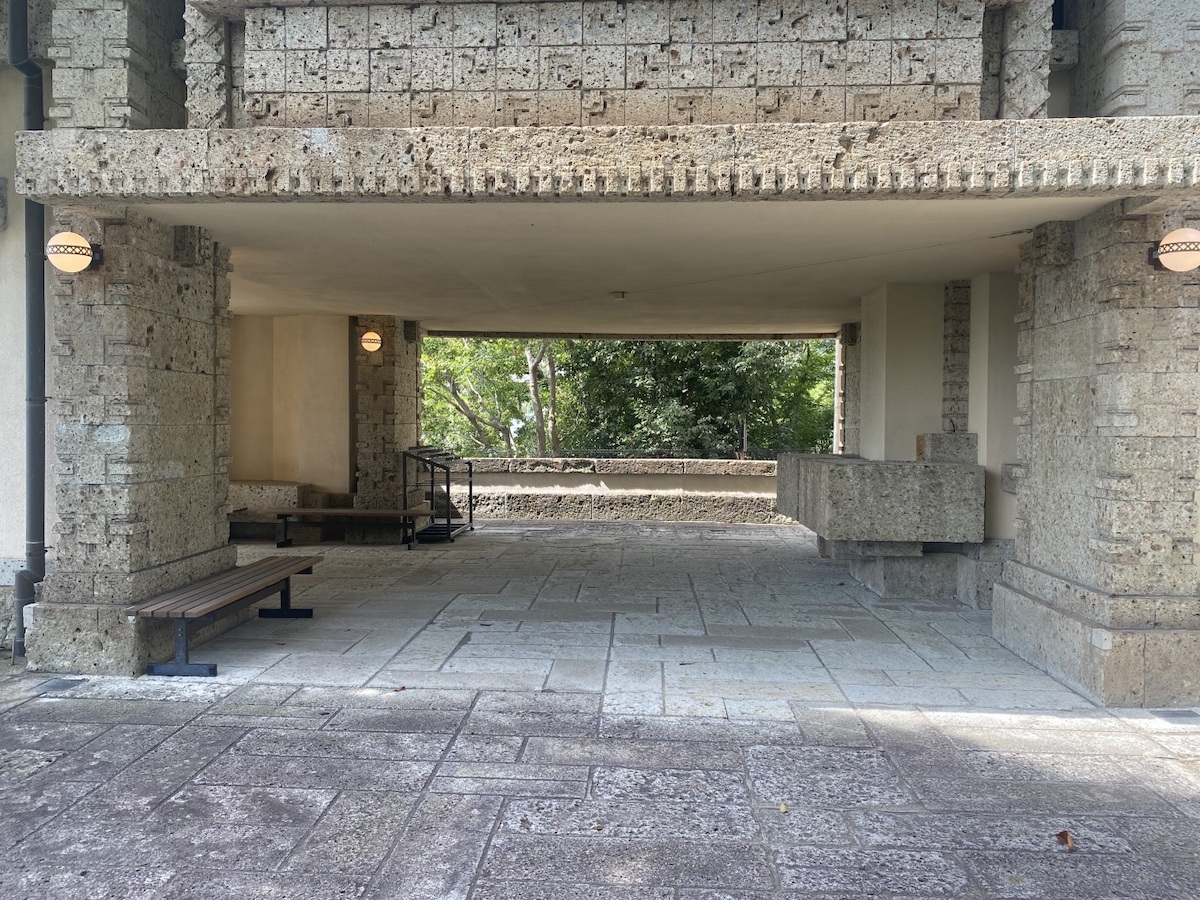 垂直を意識したすっきりとしたデザインが印象深い車寄せ