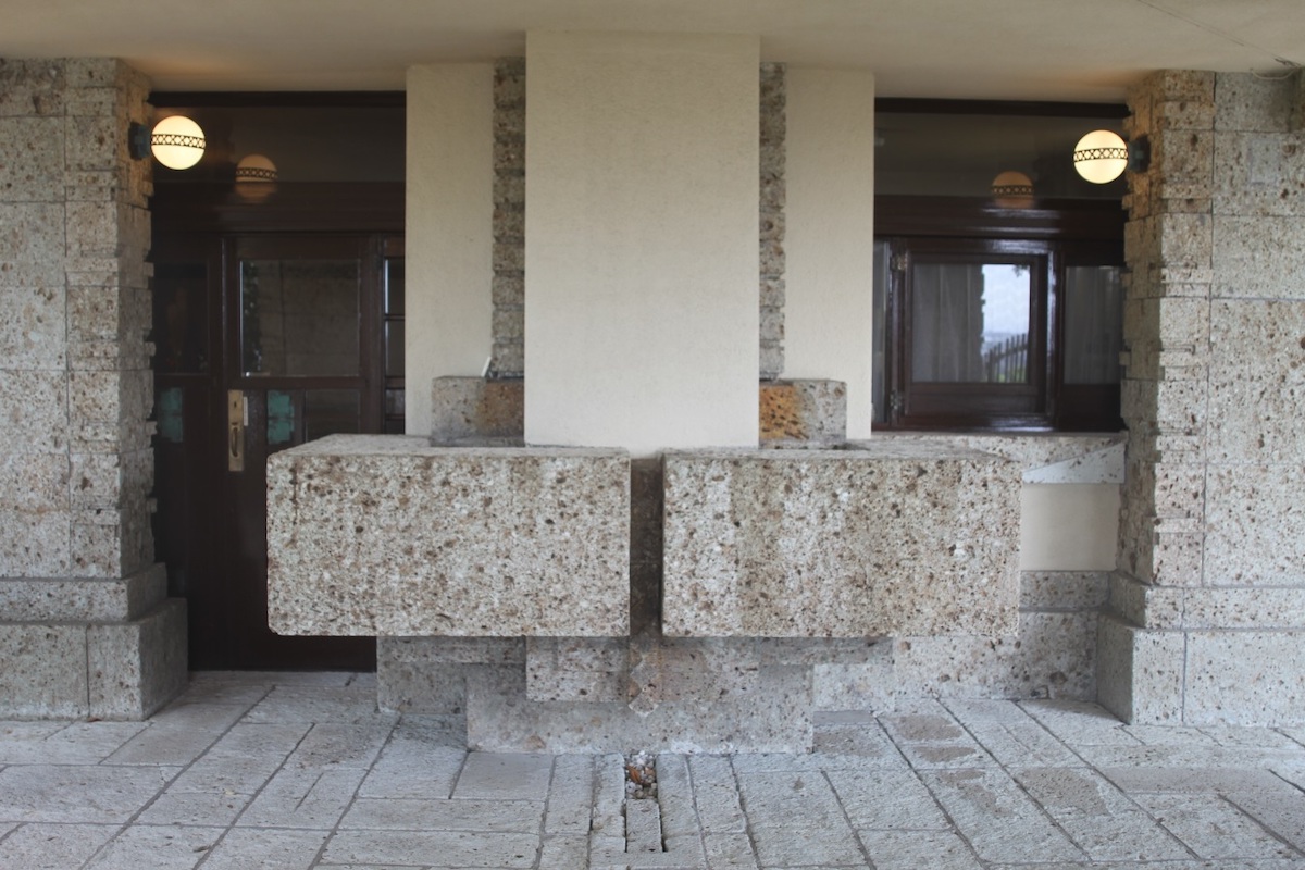 エントランスは入り口がとても狭いのが特徴