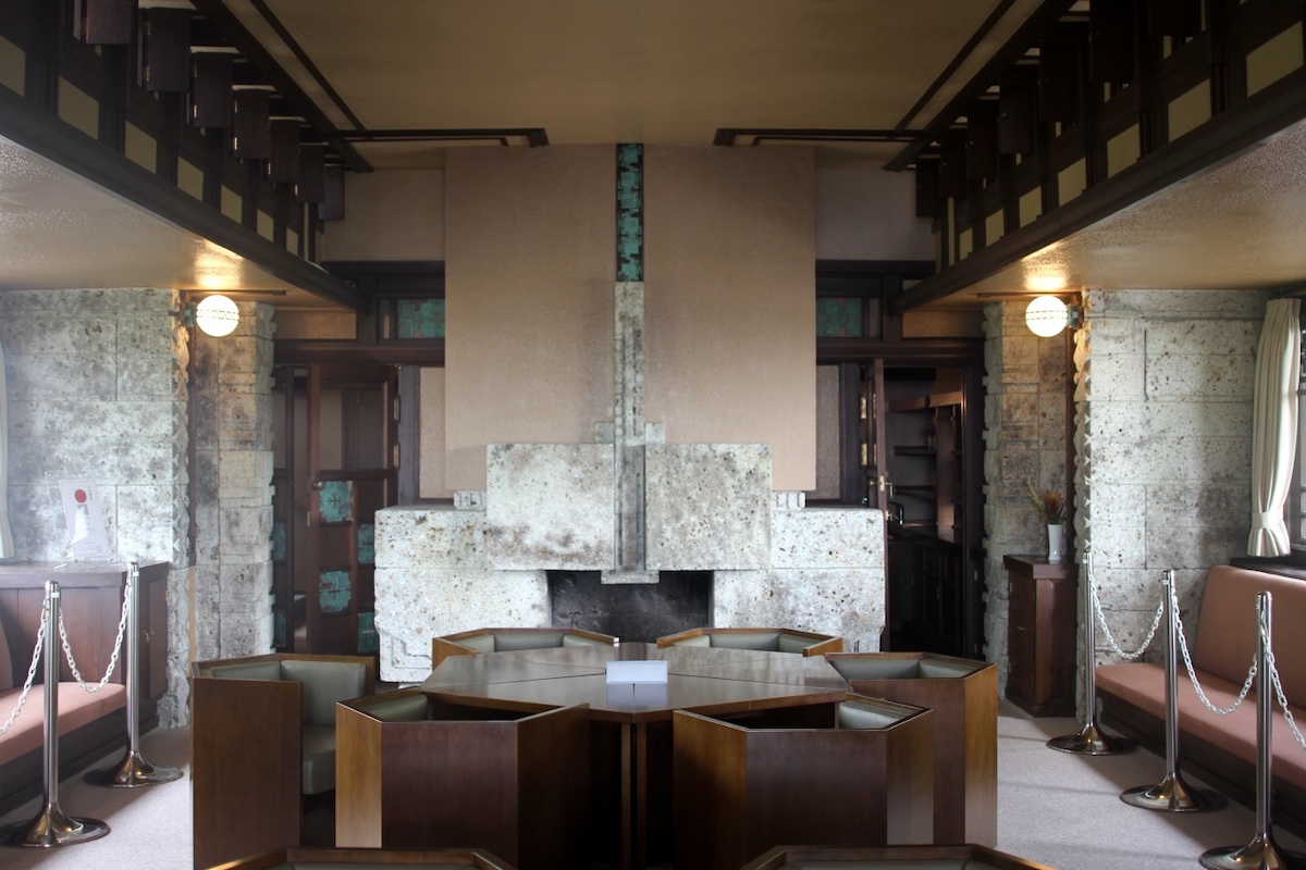 上部左右の小窓はそれぞれ扉を開け締めできるようになっている