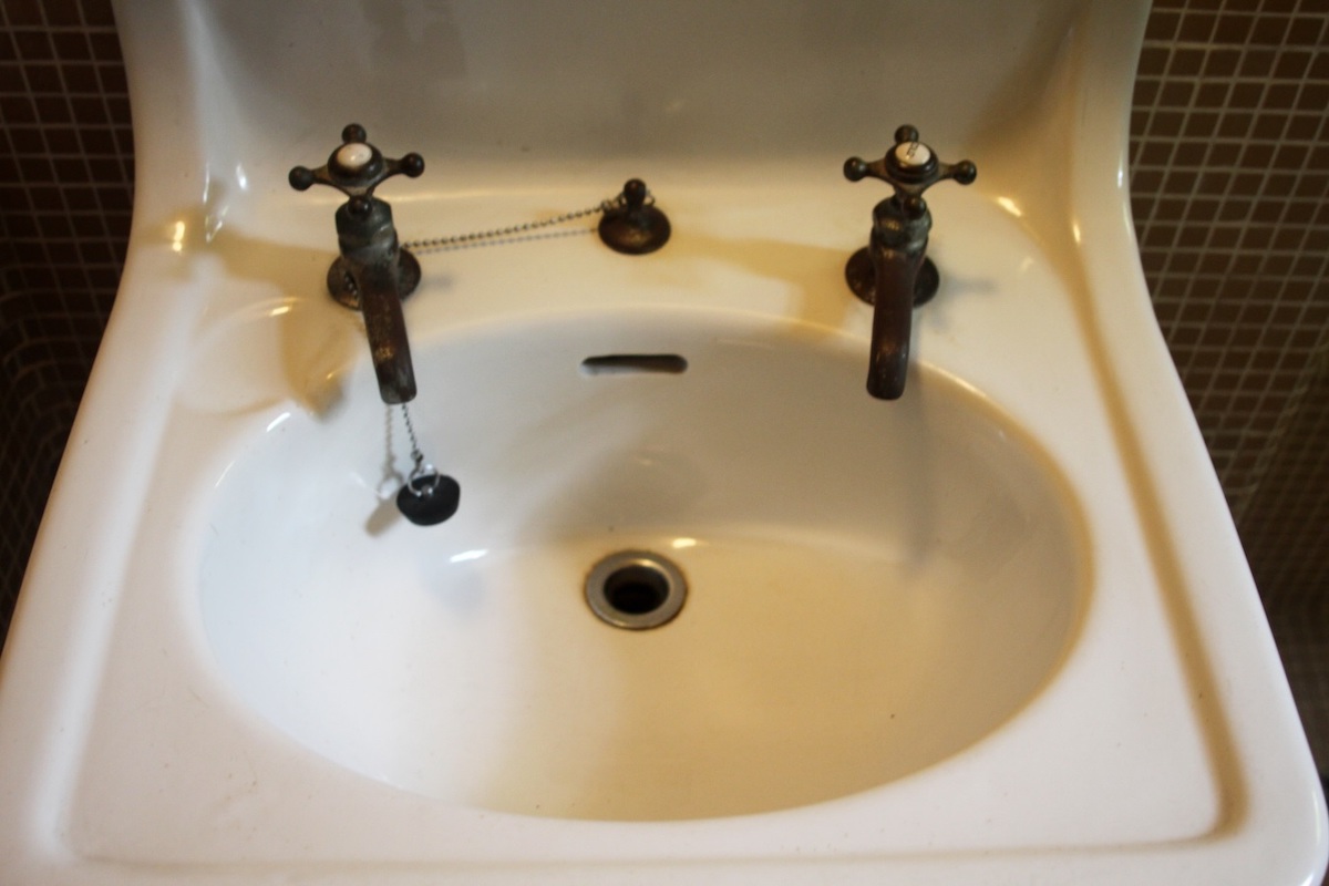 2つの蛇口からは冷水と電気で温めた温水が出てくる