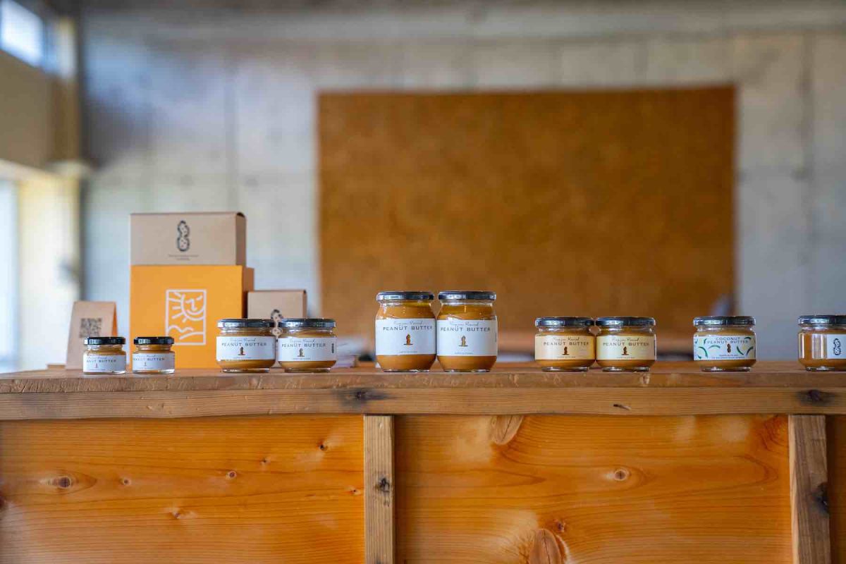 ピーナッツバター粒なし28g520円・110g1570円・240g2650円、粒あり28g530円・110g1590円・240g2690円、無糖粒なし110g1670円、粒あり110g1690円、ココナッツピーナッツバター110g1680円