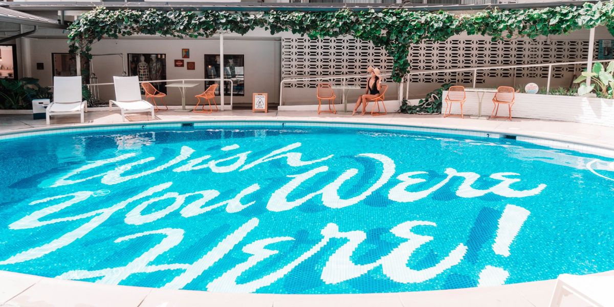 ハワイで星野リゾートが手がける「星野リゾート　サーフジャック ハワイ」。ユニークなおもてなしやおしゃれな雰囲気がみどころ