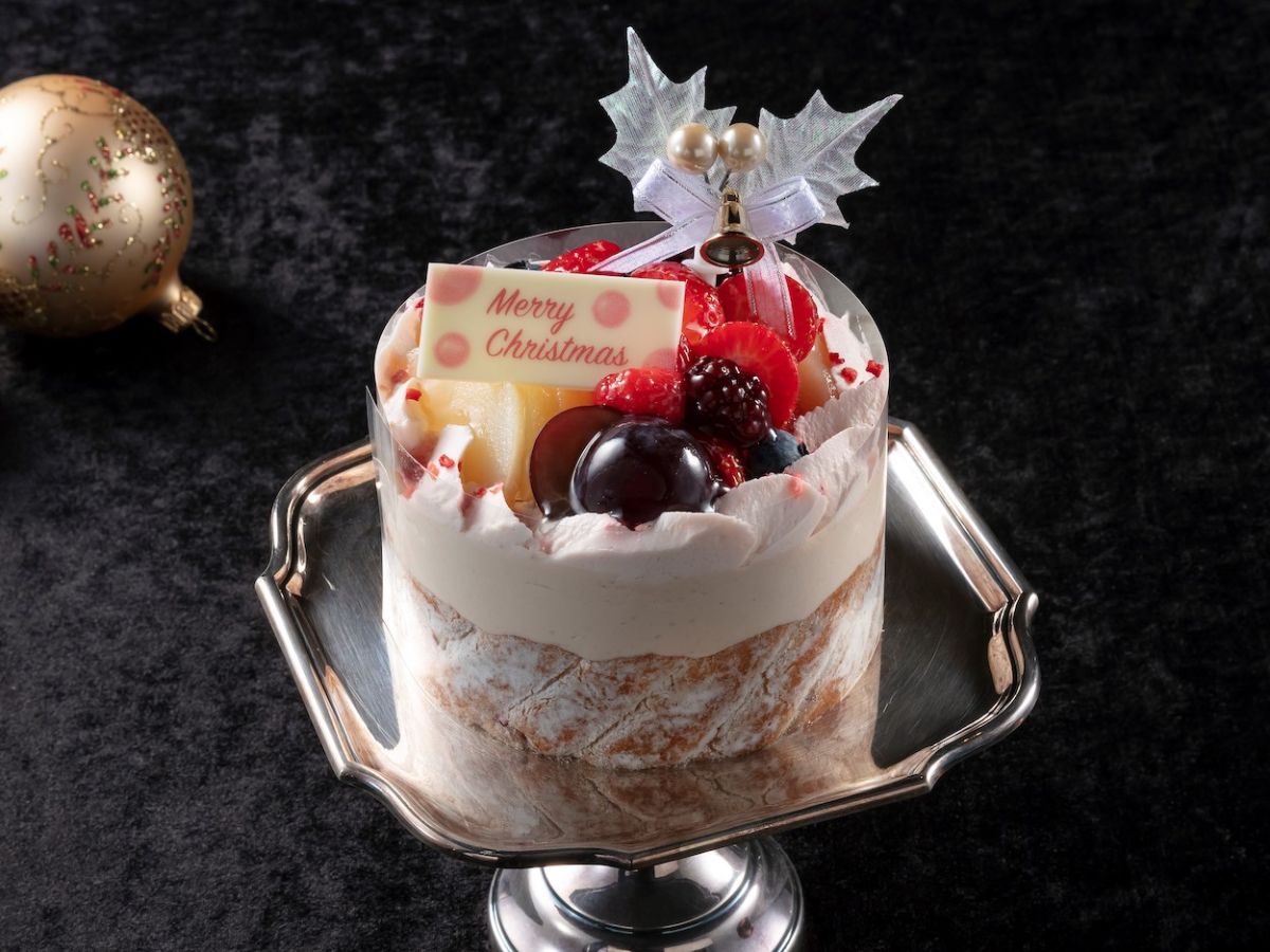 「ベリーレアチーズクリスマス」5940円(長さ12cm×高さ7cm)/京橋千疋屋