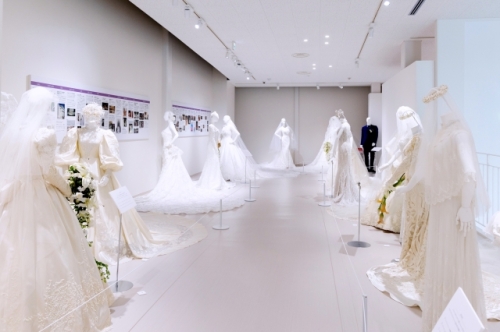 本館2階のミュージアムフロアには、ウエディングドレスデザイナーとして50年以上にわたって活躍した桂由美の軌跡を集約。写真はアーカイブゾーン