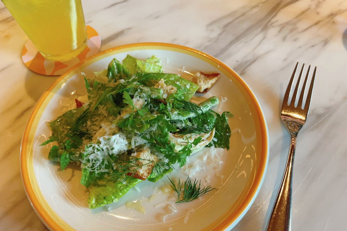 「ローストチキンサラダ - レタス、インゲン、 セロリ、クルトン、グリーン・ゴッデス・ドレッシング」2200円