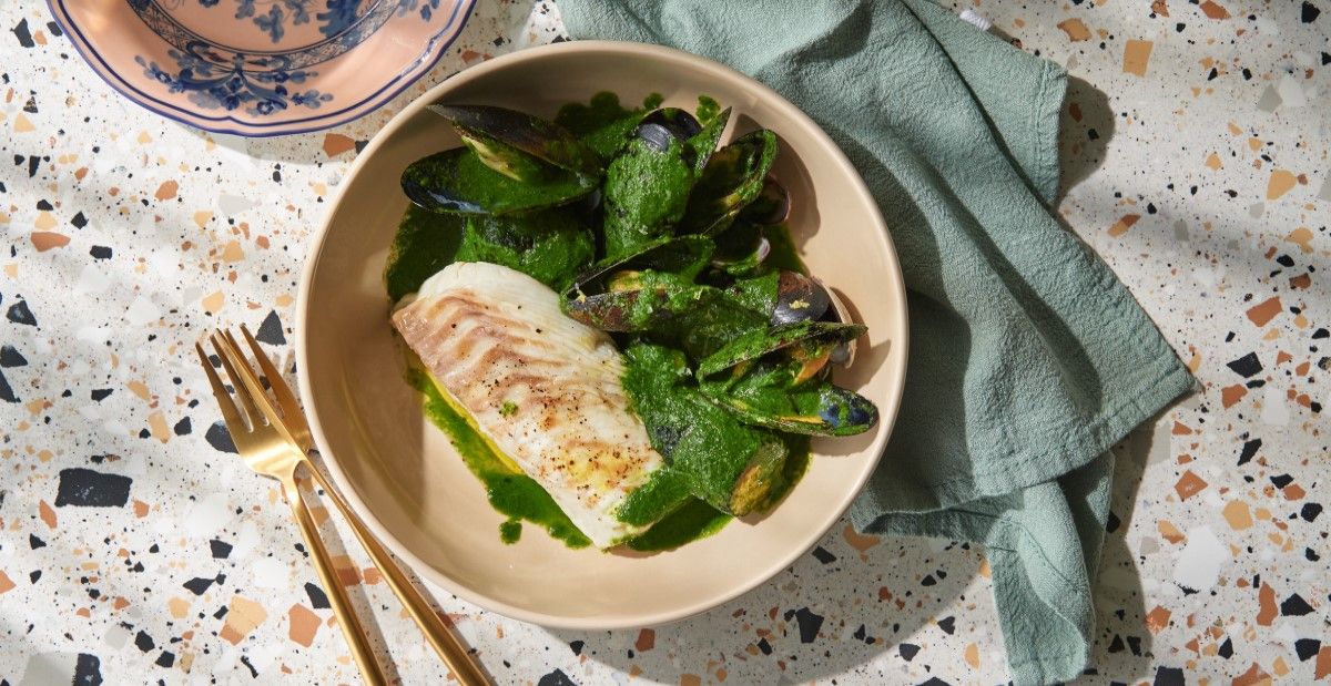 「真鯛、ムール貝、アサリの蒸し焼き- グリーンソース、ズッキーニ」2900円　(C)Koji Hanabuchi