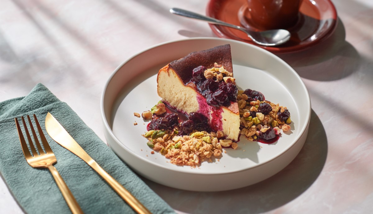 「ベイクドチーズケーキ - ヘーゼルナッツとそば粉のクランブル、ブルーベリーコンポート」1400円　(C)Koji Hanabuchi