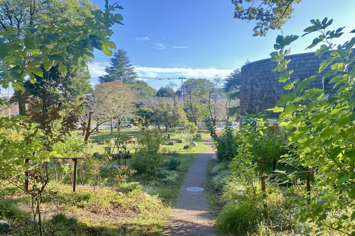 豊かな自然に囲まれた敷地内。天覧山の登山口もあるので、ハイキングもできる