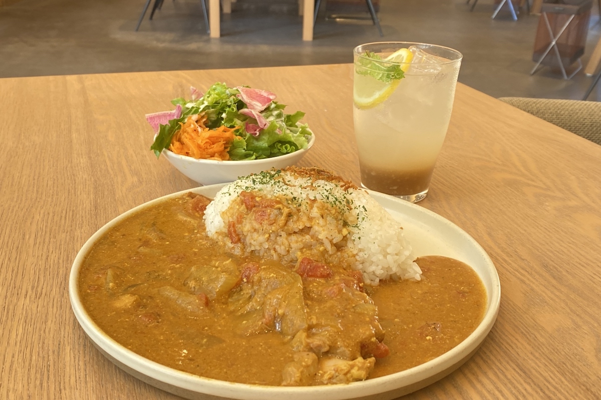 「自家製ヨーグルトの発酵カレー」サラダ、ドリンク付き1300円（テイクアウト単品900円）