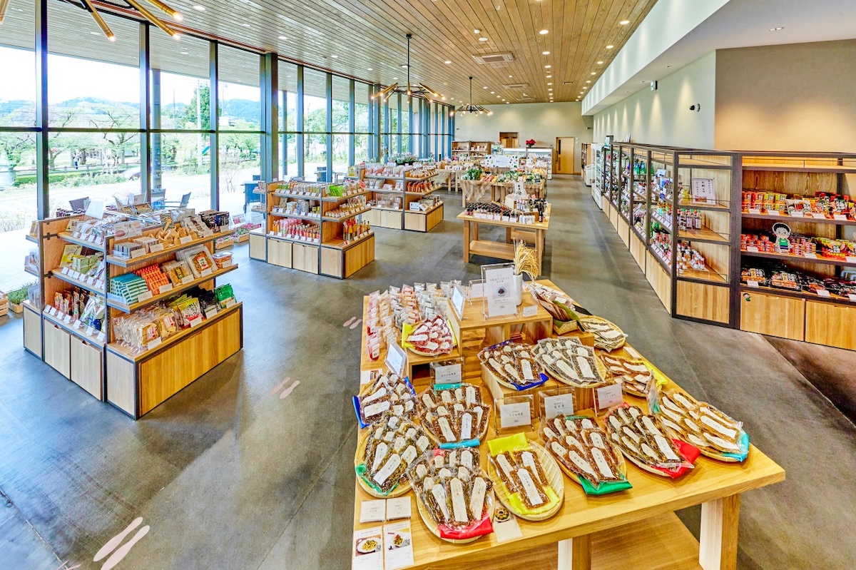 およそ500種類の発酵食品が並ぶ