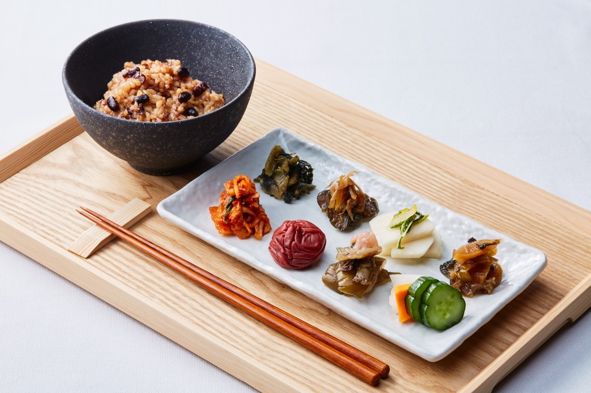 八幡屋自慢のお漬物食べ比べ 熟成玄米セット500円。味変でお茶漬けにもできる