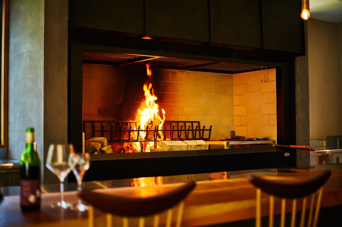 巨大な薪火窯を備えた「Femy_」の店内。飯能市の森林から伐採した間伐材を使用する