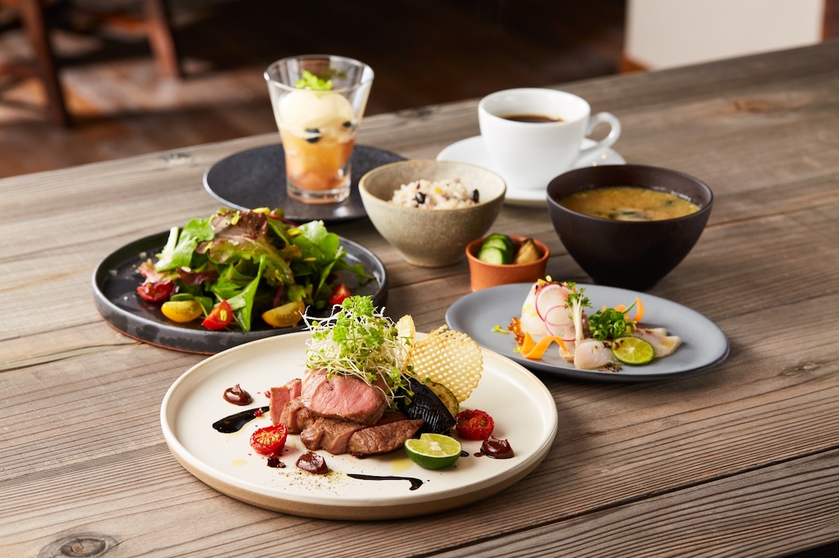 薪窯焼きのメイン料理（日替わり）にお造りやサラダなど付いたランチの「健酵彩菜コース」3250円