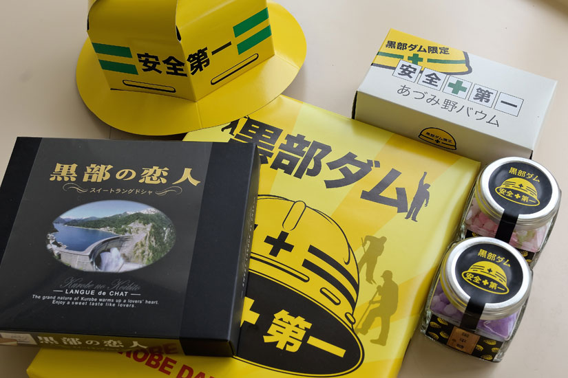 瓶に入った金平糖など、地元の菓子店などとのコラボ商品も魅力