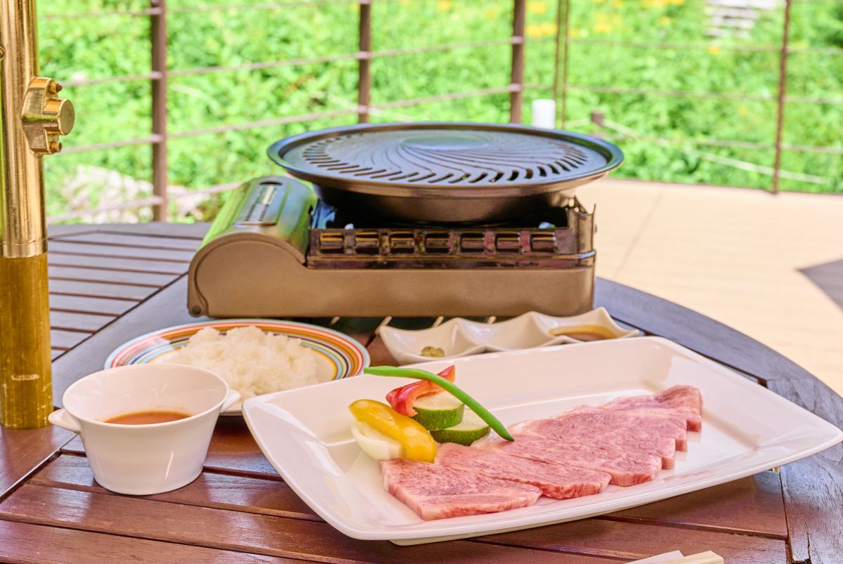 「テラスでバーベキュー」信州牛(150g)6800円。ほかアンガス牛(150g)4000円も。野菜、本日のスープ、ライス付き。テラス席限定、雨天時は提供されない貴重なメニュー