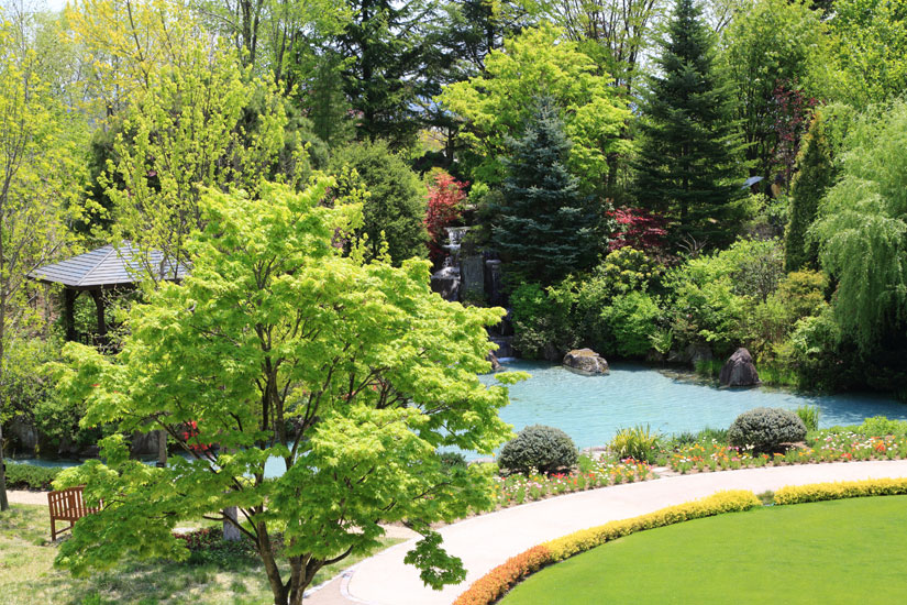 ファクトリーの建物前には大きな池が