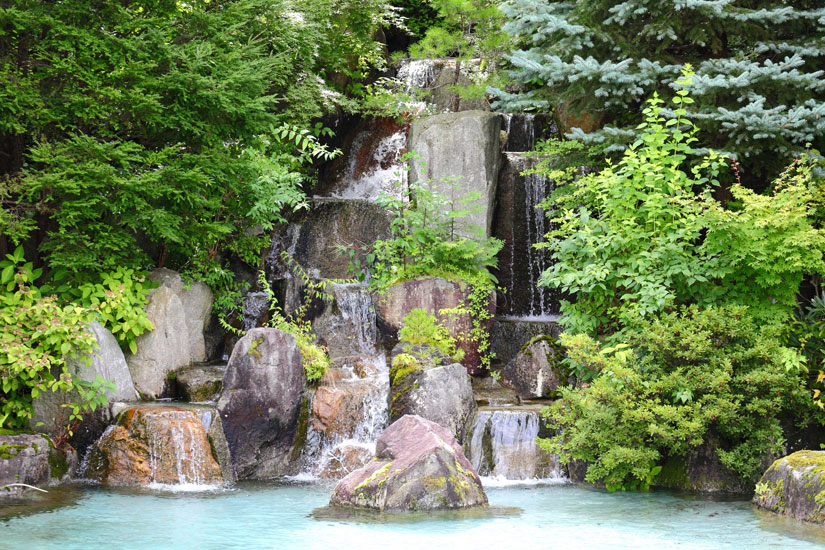 小さな滝の音や川のせせらぎが耳に心地いい