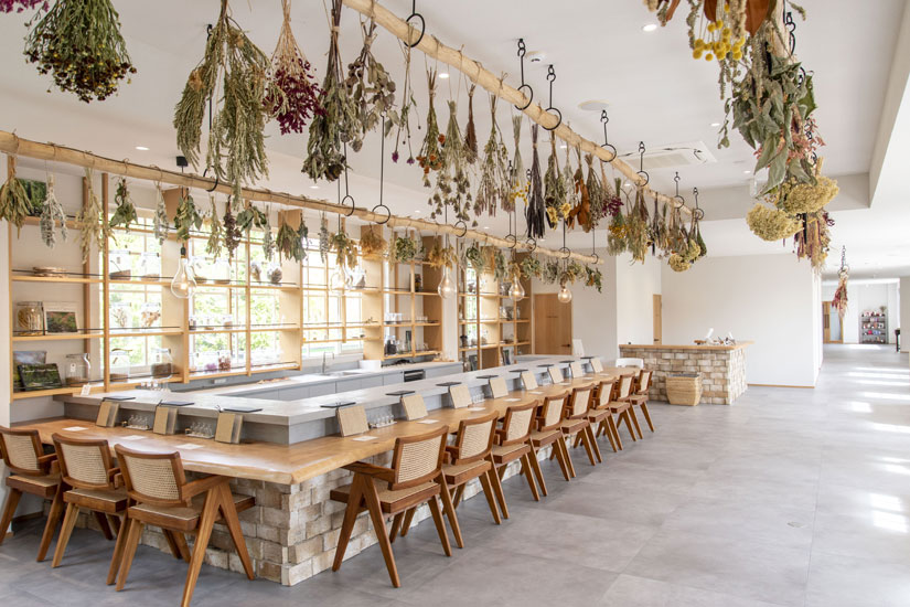 アロマバーのカウンターでは調香体験を(要予約)。参加費用は1320円。専門スタッフが丁寧にサポートしてくれます