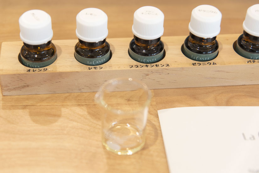 植物から採れる100%天然の香り、エッセンシャルオイルを計20滴ブレンドしていきます