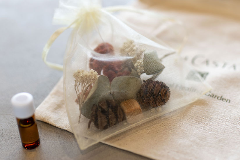 アロマサシェの花は、自家製のドライフラワー4種から2種をセレクト