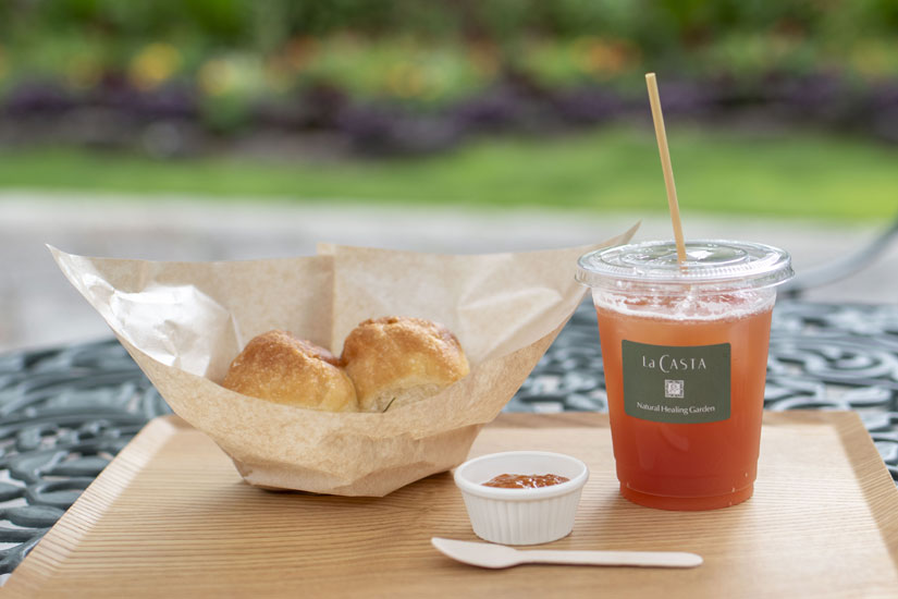 ボタニカルシロップ 陽のソーダ割り650円、フォカッチャ400円。フォカッチャには白馬村「ほおずきファーム白馬」の甘酸っぱいほおずきジャムを付けて