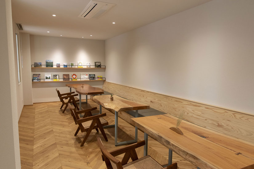 屋内のカフェスペースも新設。雨の日や暑い日はここでくつろいで