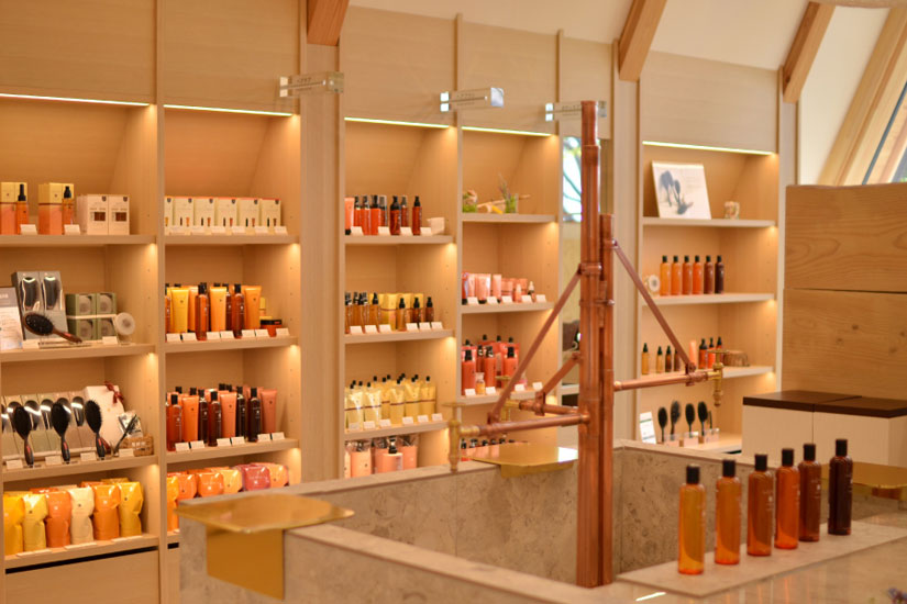 山を思わせる三角屋根の建物「ラ・カスタ 北アルプス本店」ではショッピングも楽しめます