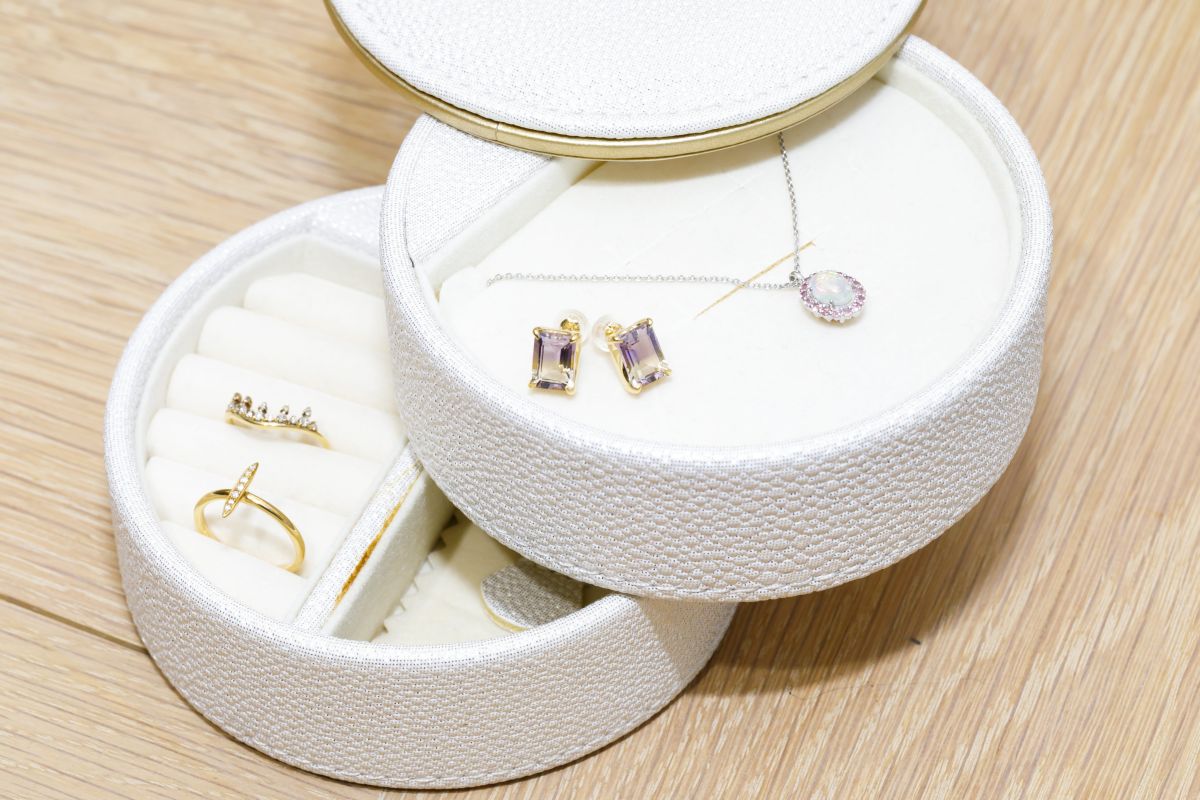 左上：18K Dia0.12ct 53000円/左下：18K 0.05ct Ring 31000円/右上：Pt Opal PN 66000円/右下：10Kアメトリンピアス 27500円