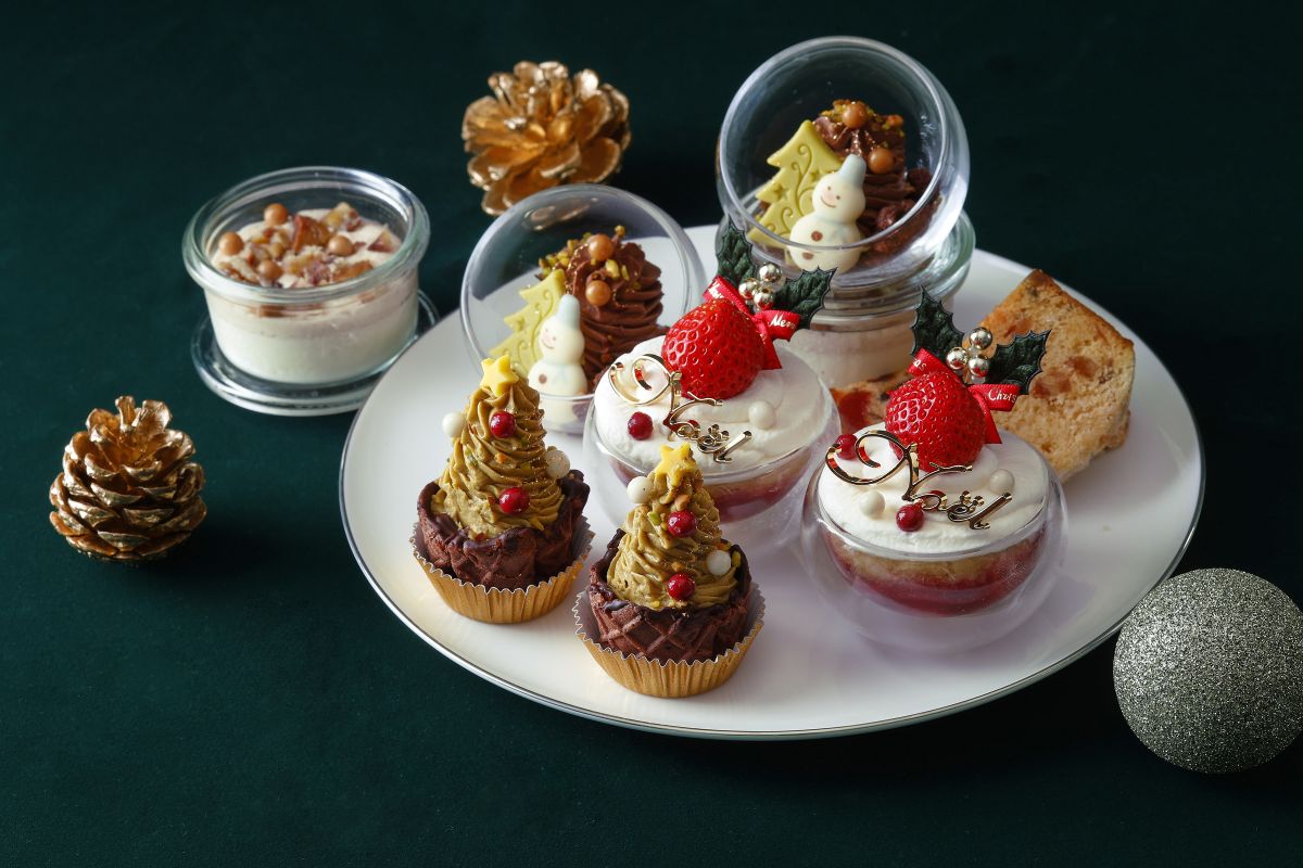 (右上から時計回り)ピスタチオとチョコレートのクリーム、ペストリーシュトーレン、クリスマスショートケーキ、ピスタチオのバスケットモンブラン、マロンとバニラのダブルクリーム