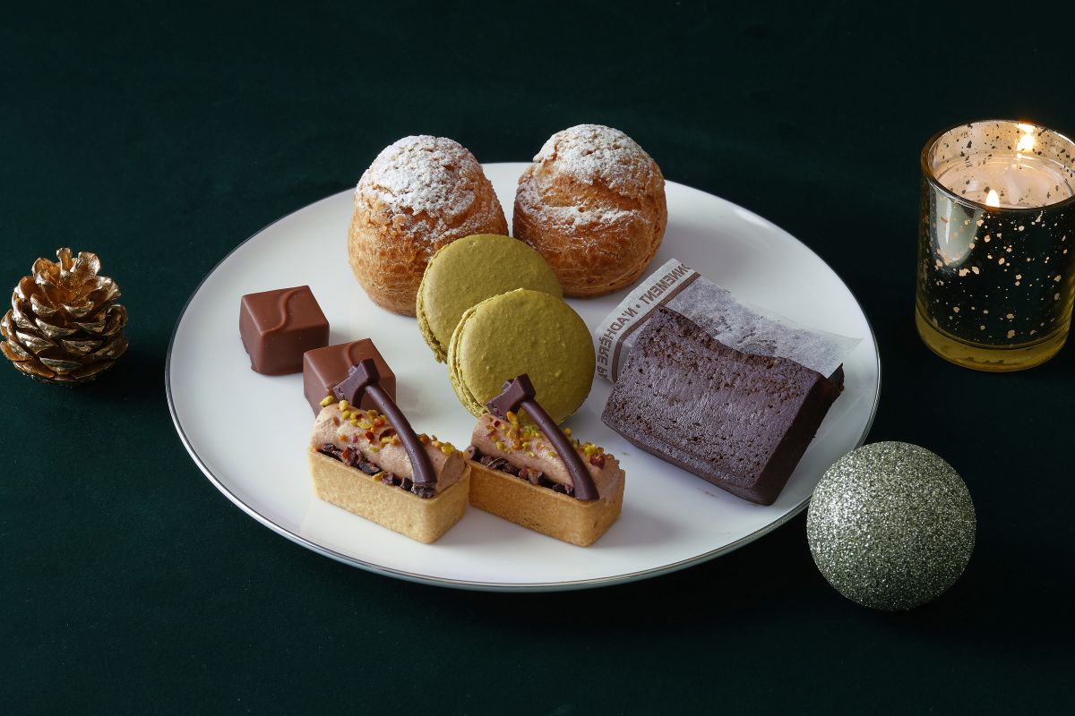 (上から時計回り)テリーヌショコラ、タルトレット マロンショコラ、ウェスティンシュークリーム、ウェスティンチョコレート、マカロン ピスタチオ