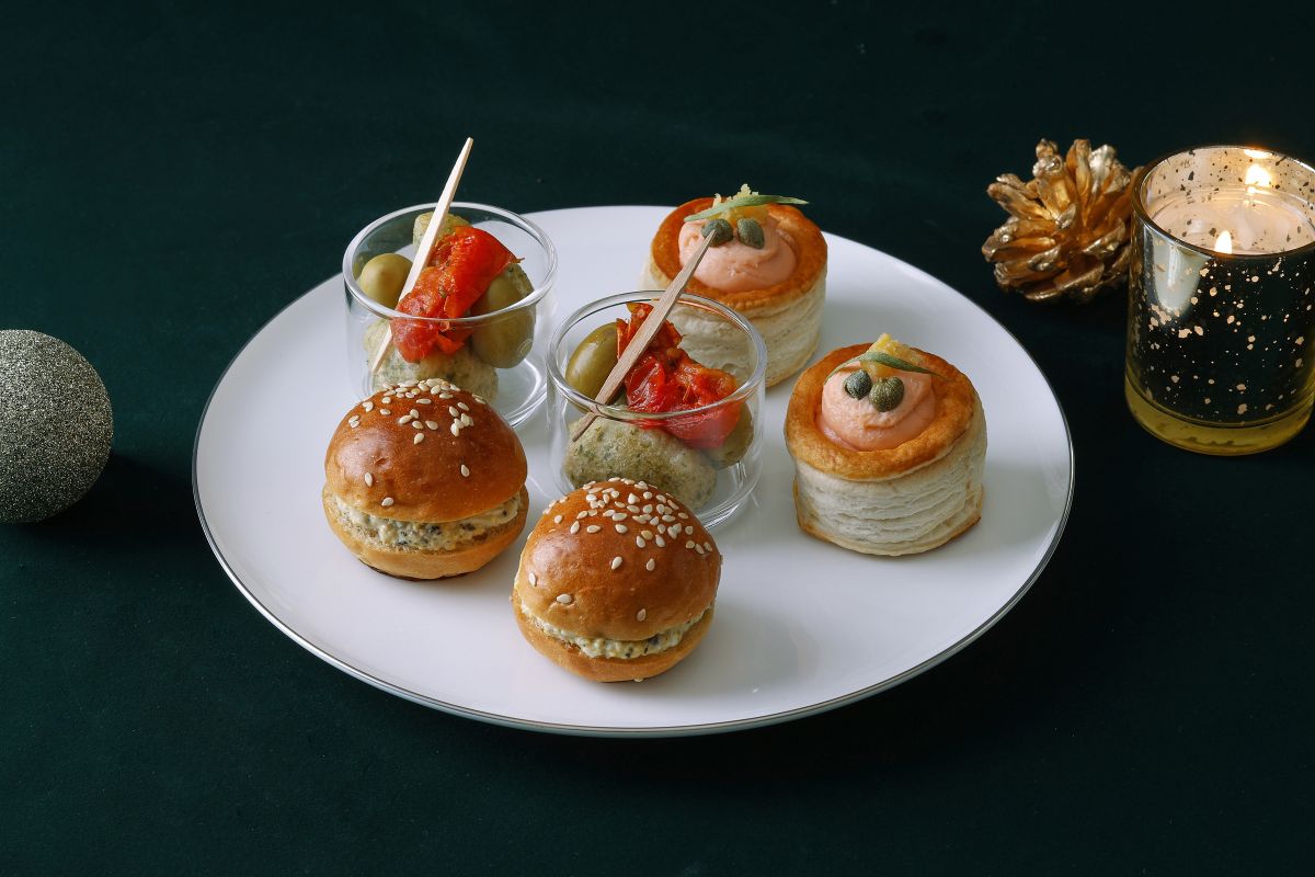 (右上から時計回り)スモークサーモンとクリームチーズのボローバン　塩レモンのアクセント、トリュフとたまごのミニバーガー、カラマタオリーブ　ドライトマト　ゼッポリーニのピンチョス