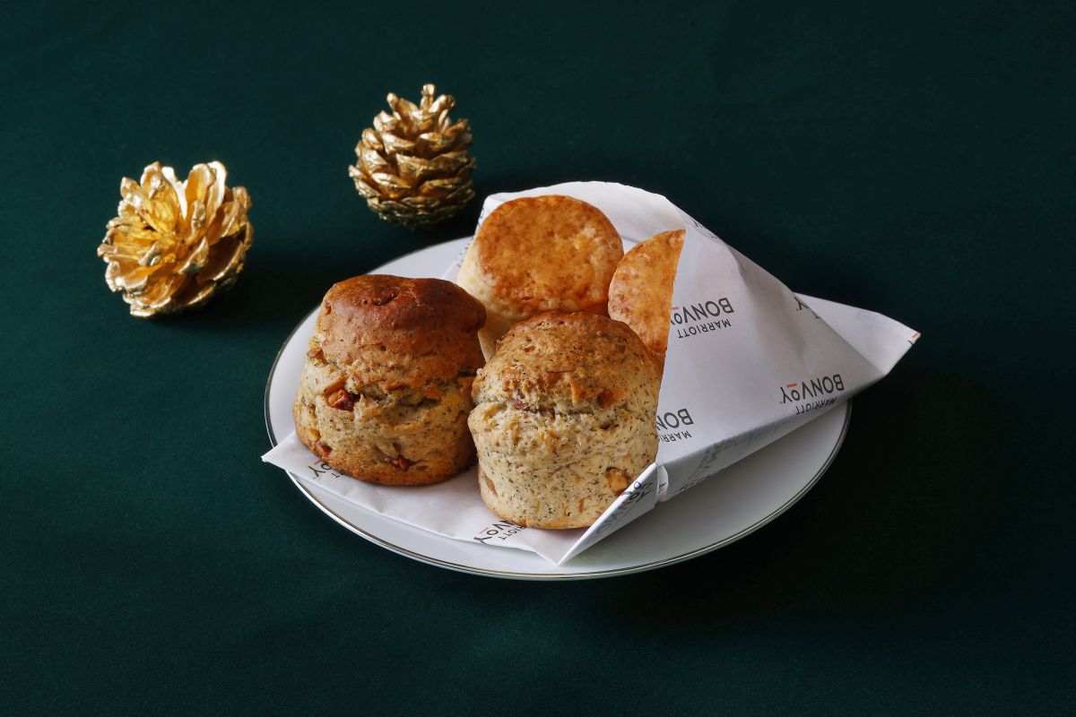 (奥から)プレーンスコーン、マロンとクルミのアールグレイスコーン