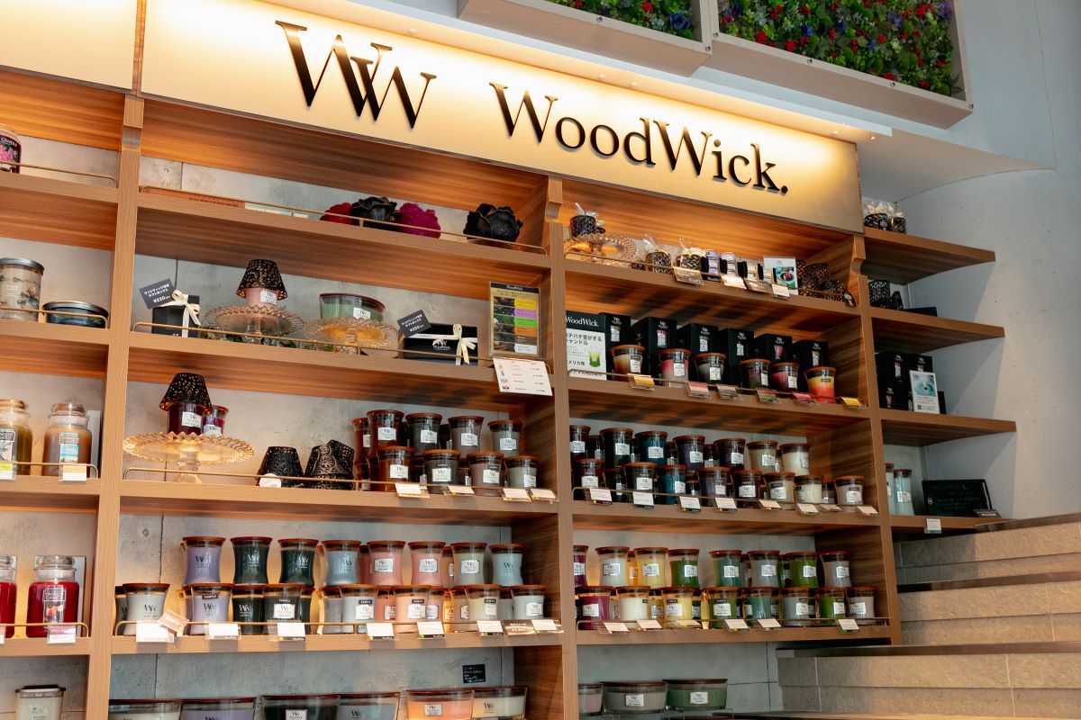 「WoodWick」シリーズがずらりと並ぶ「カメヤマキャンドルハウス青山店」