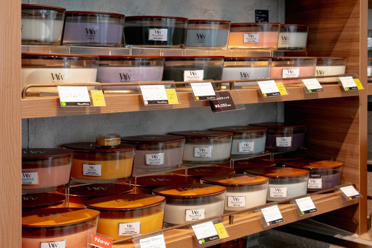 「WoodWick」には、アーモンド形の「Hearthwick」をはじめ、さまざまな形の商品がある。ガラスの器から見えるワックスの色合いも美しい