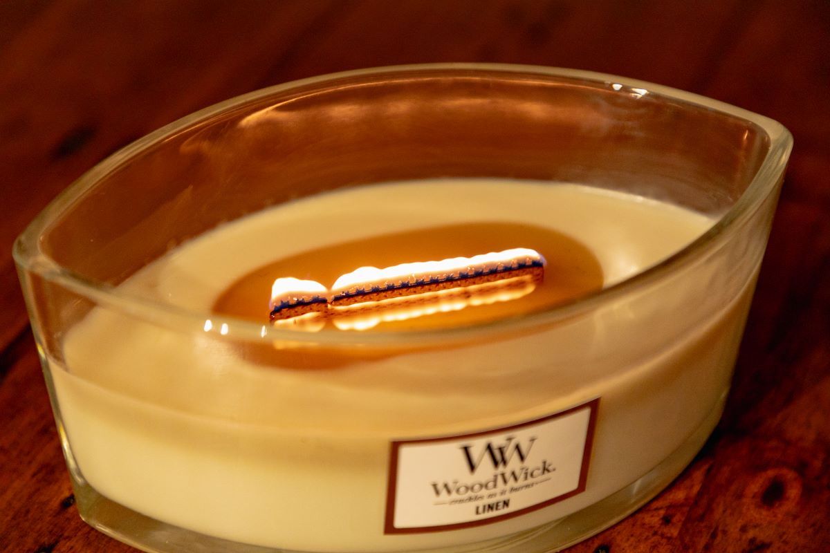 オリジナルのブレンドワックスと木製芯の組み合わせによって生み出される美しい炎にうっとり