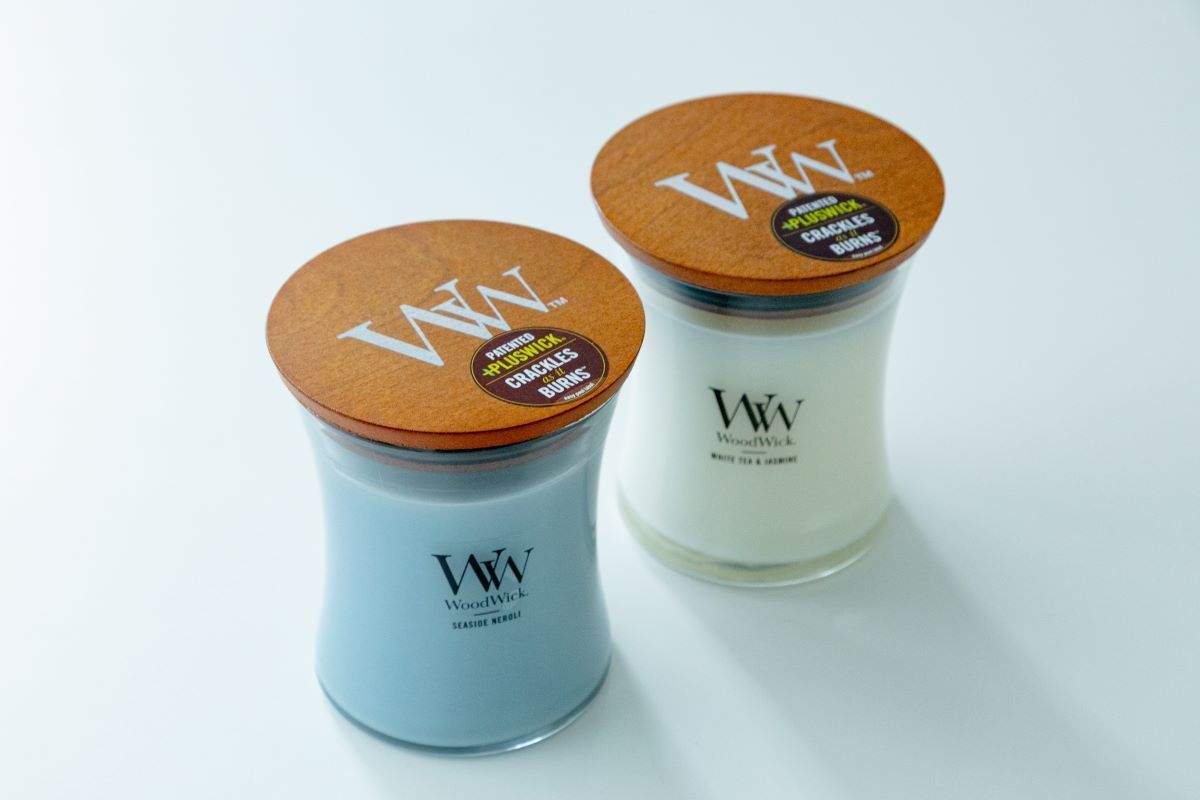 「Jar Candle M」3960円。（写真左から）シーサイドネロリと1番人気の香りホワイトティージャスミン