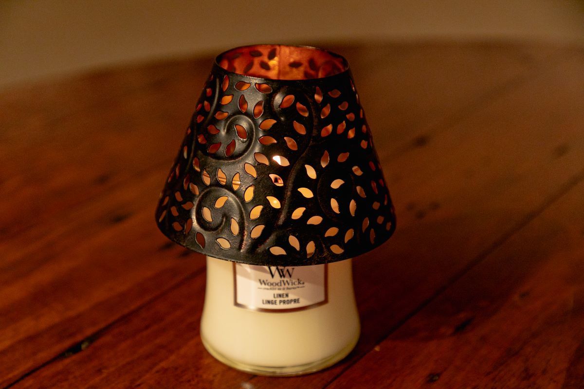 「WoodWick シェードＭ」1980円。炎をカバーするため安全性アップというメリットも