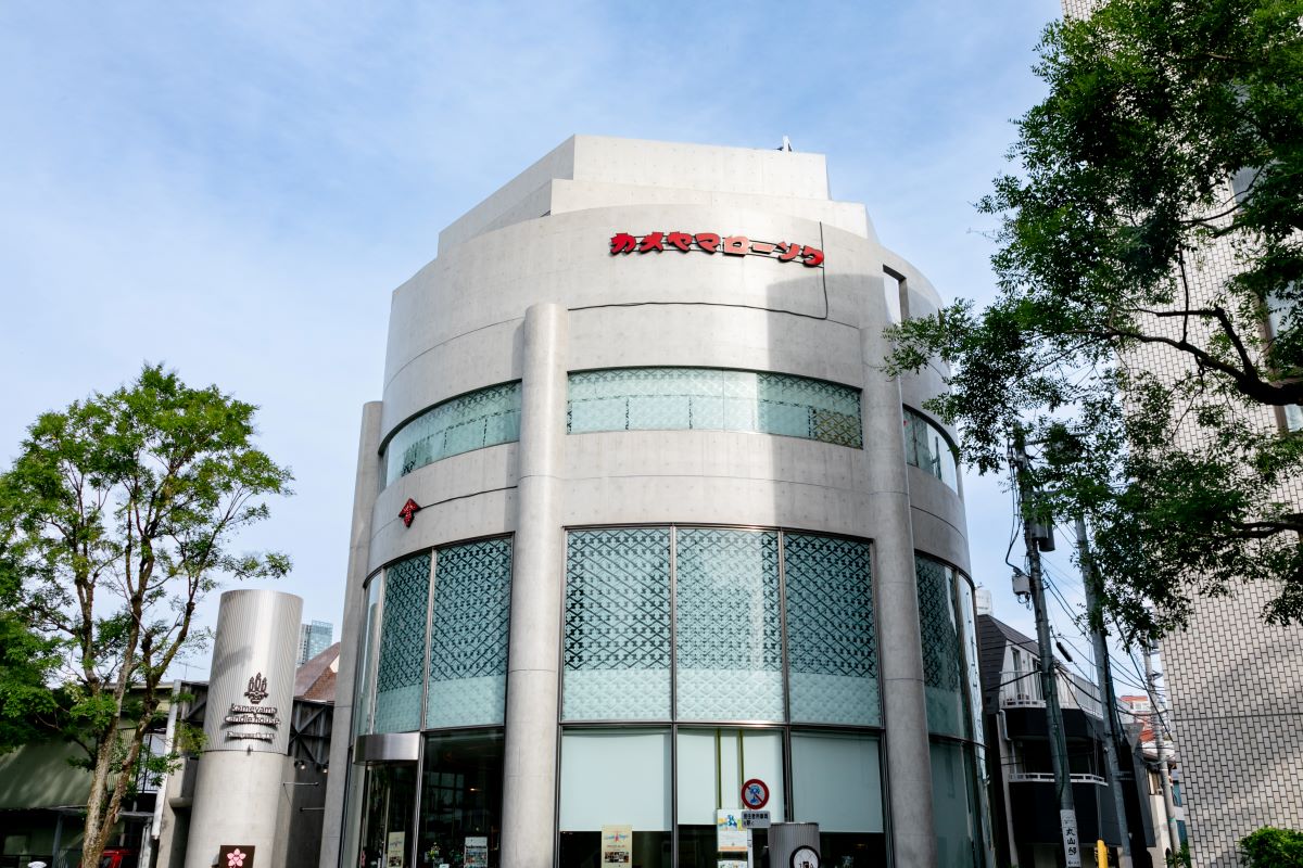 ローソク型の建物に「カメヤマローソク」の赤い文字が印象的。見逃すことはないはず