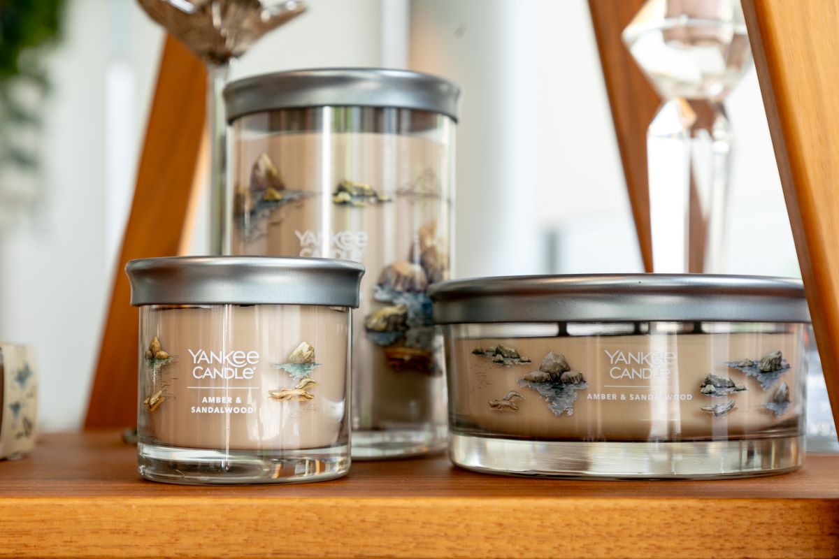 「SIGNATURE COLLECTION」アンバー＆サンダルウッド。（写真左手前から）「Tumbler（タンブラー） S」2530円、「Tumbler 2wicks」6050円、「Tumbler 5wicks」5170円