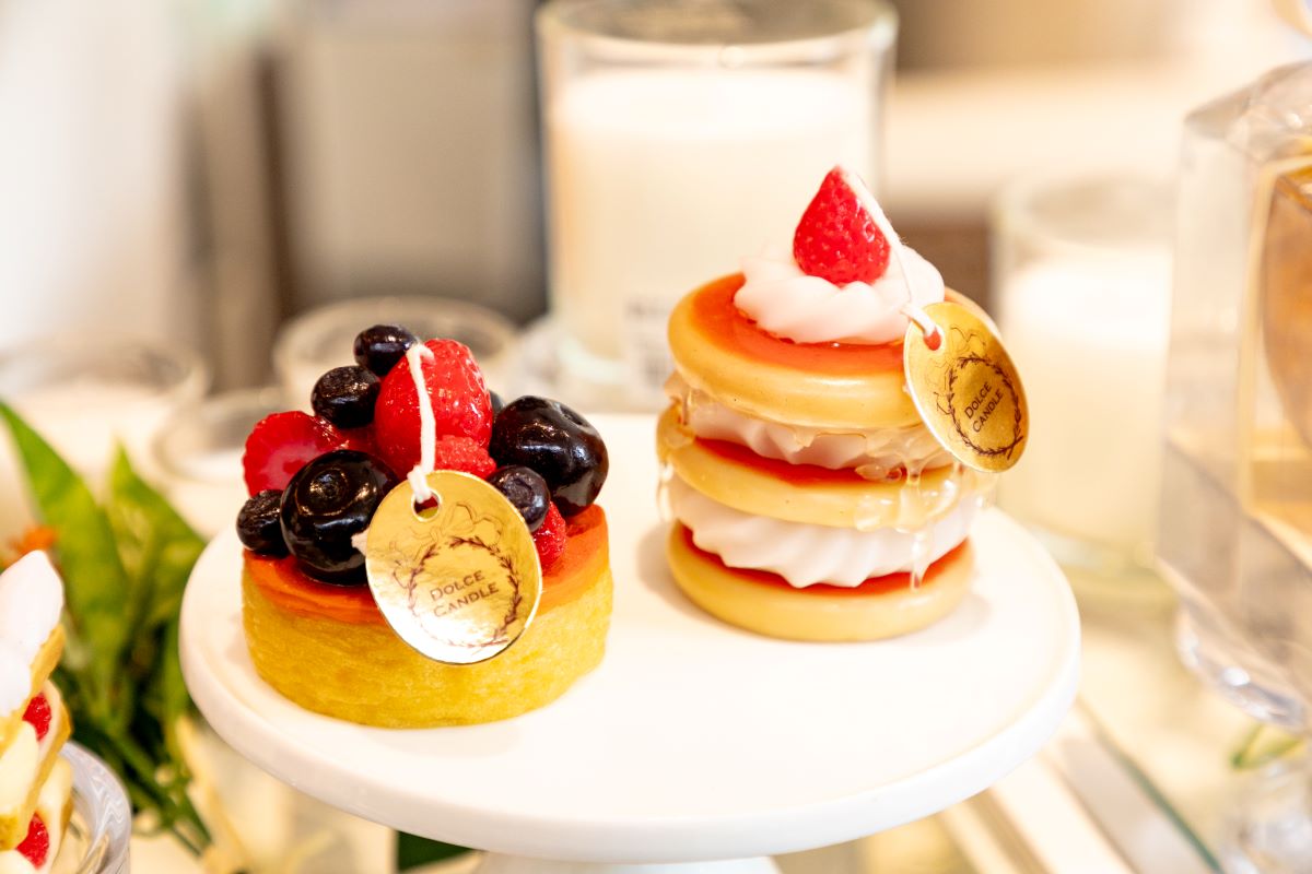 （写真左から）「フルーツタルト」、「パンケーキ」各1045円。見た目だけなく、本物のような甘い香り付き